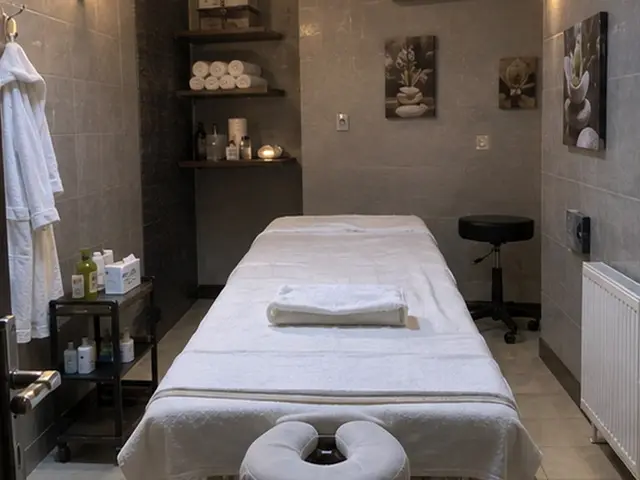Raflarında havlu duran, bornozlu masaj odası — İmrahor, Masaj Salonun