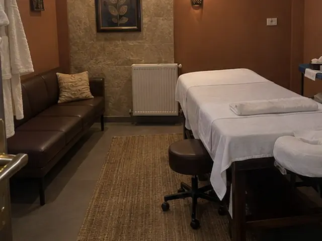 Deri kanepeli, halılı masaj odası — İmrahor, Masaj Salonun