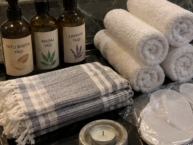 Masaj ve lavanta yağı, rulo havlular ve ekose peştemal — İmrahor, Masaj Salonun