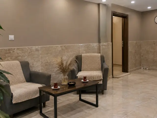 Koltuklu, mermer zeminli bekleme alanı — İmrahor, Masaj Salonun